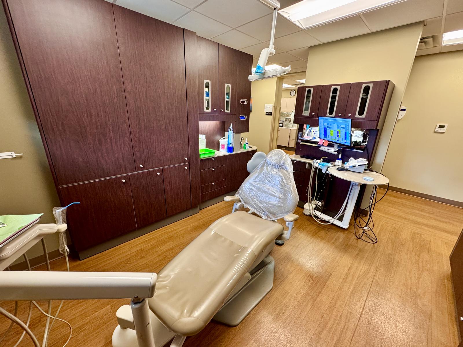 Gabinete de tratamiento equipado con tecnología dental moderna