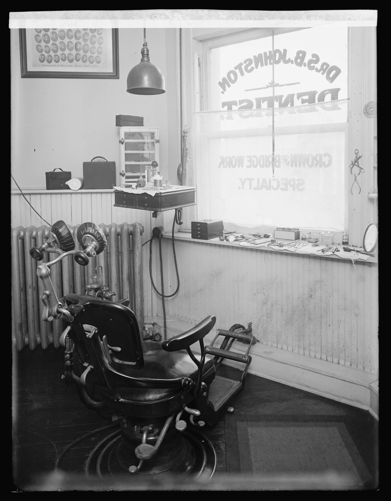 Consultorio dental de otra época, sin la tecnología actual