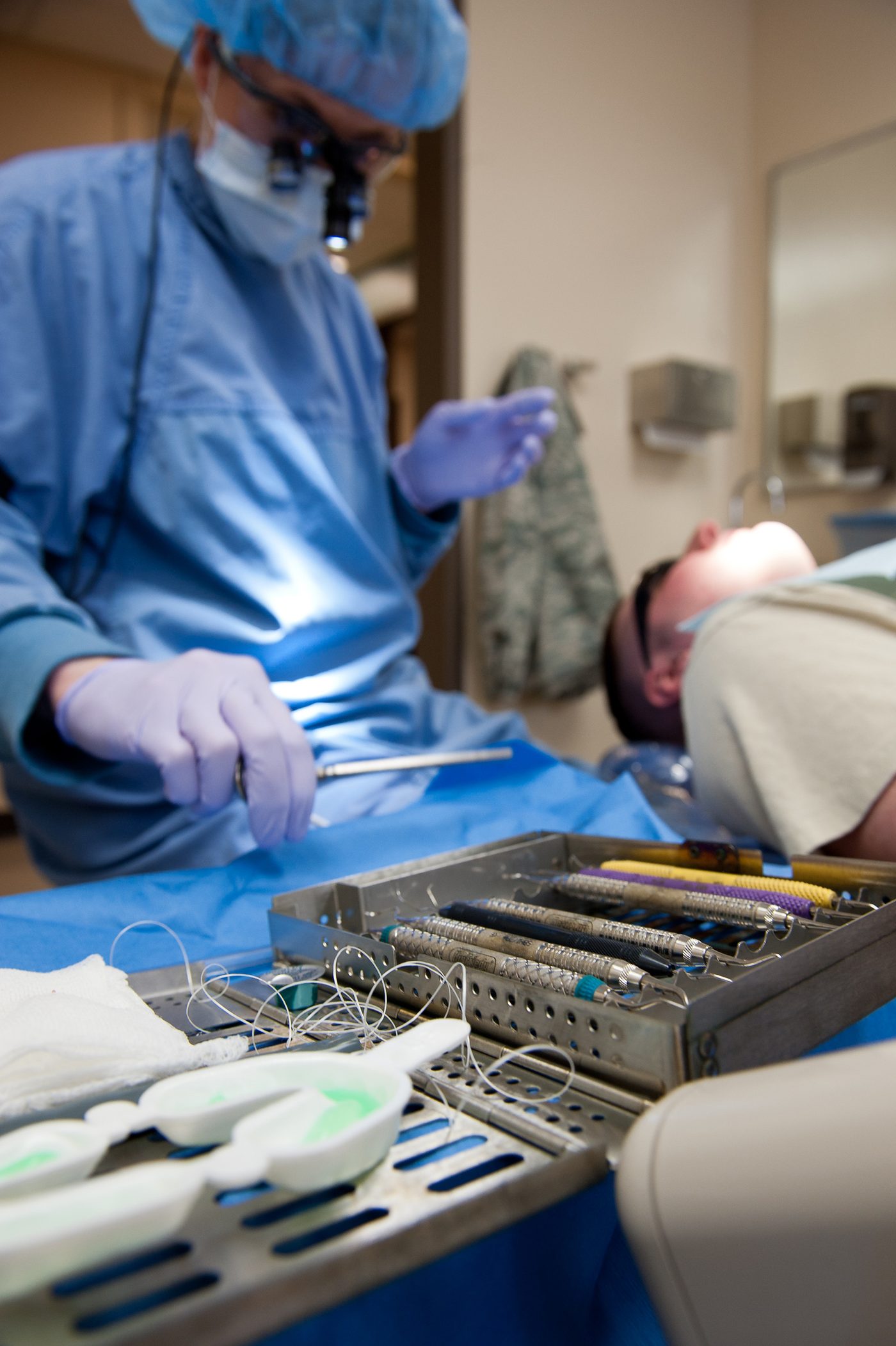 Equipo clínico preparando un tratamiento con material esterilizado