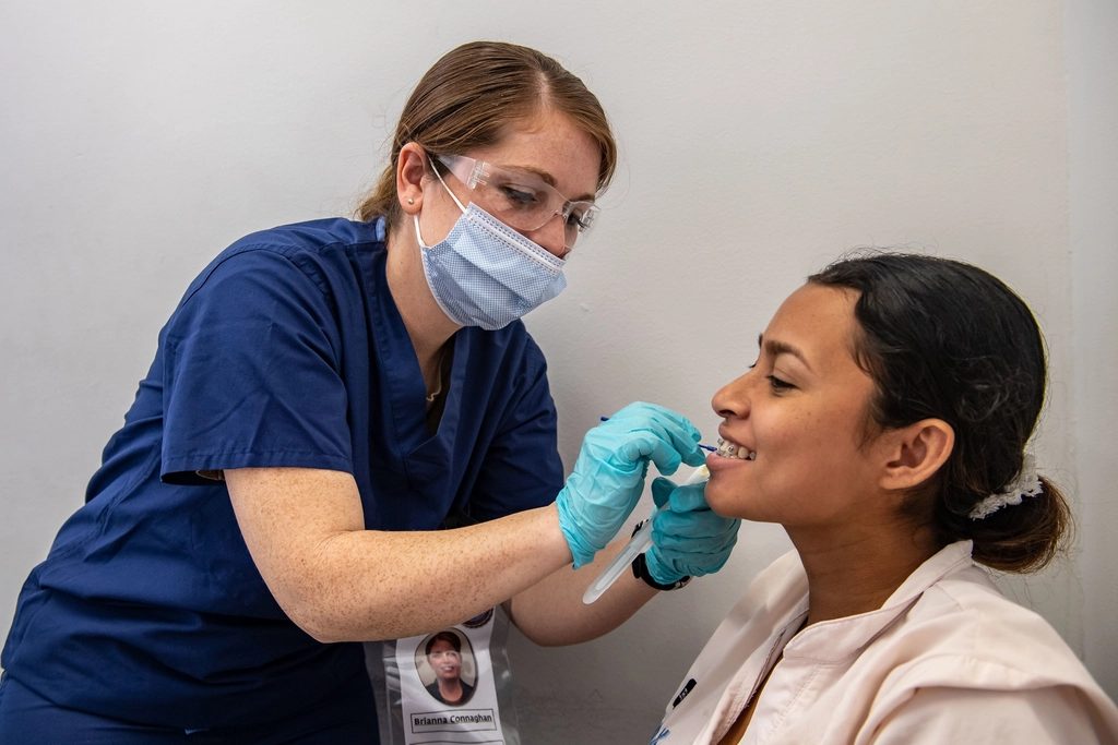 Revisión dental cercana y profesional a una paciente en Clínica Sonrisa Plus