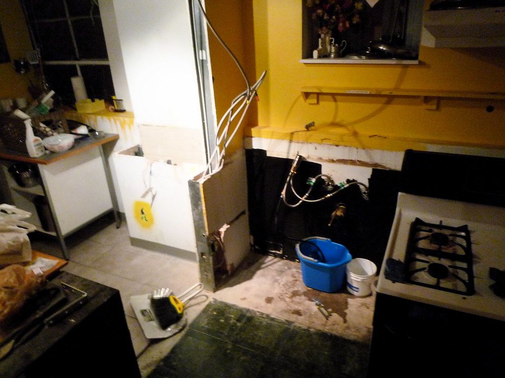 Reforma integral en obra, cocina en proceso de renovación