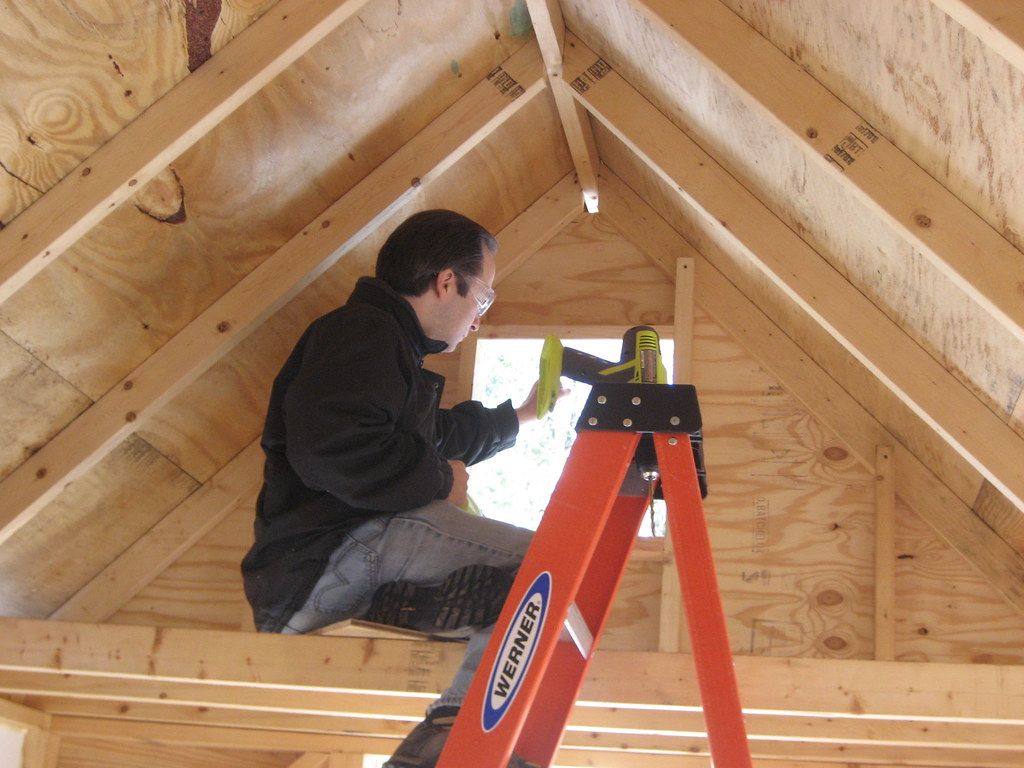 Oficial de Reformas Élite trabajando en obra