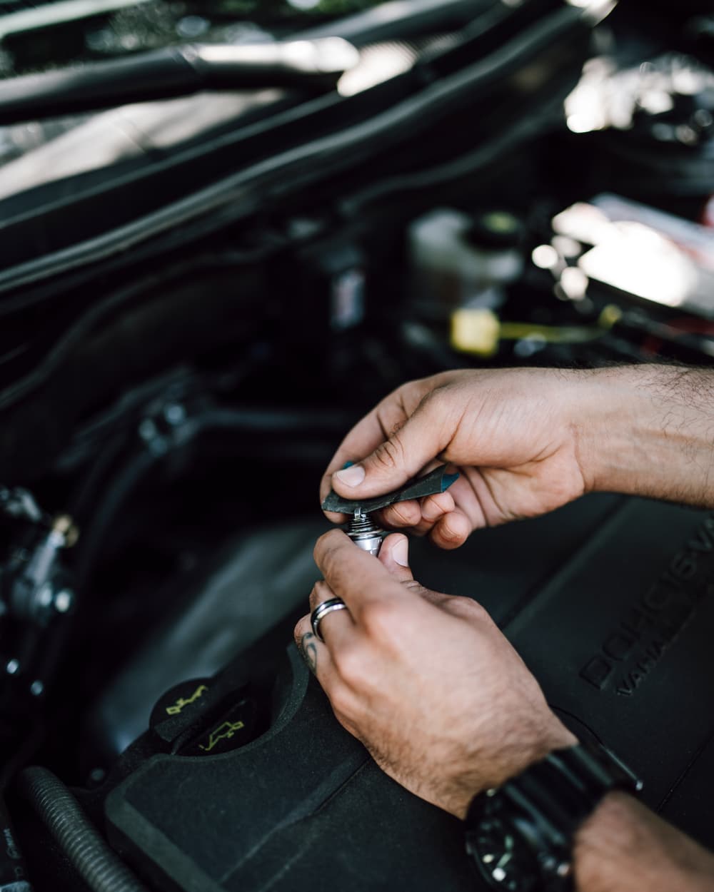 Mecánico inspeccionando y ajustando el motor de un vehículo