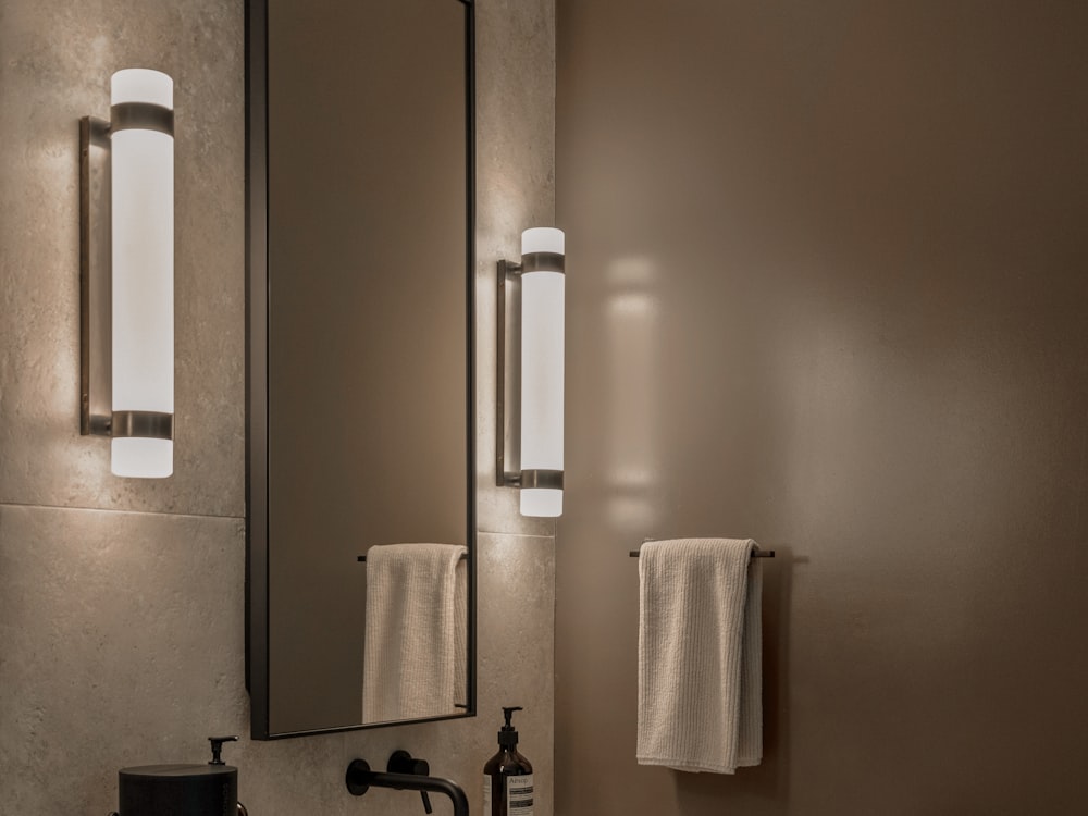 Baño de diseño con espejo retroiluminado