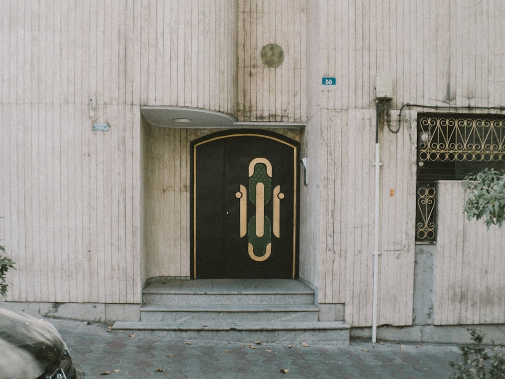 Puerta de entrada premium con acabados dorados