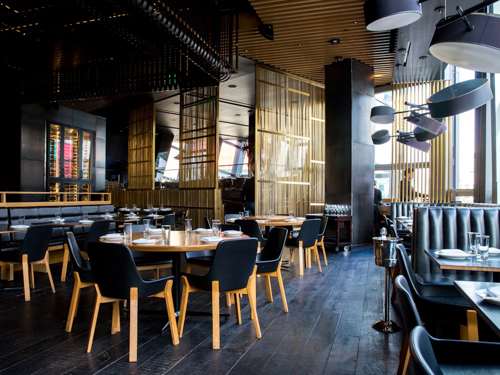Restaurante de diseño con iluminación cálida